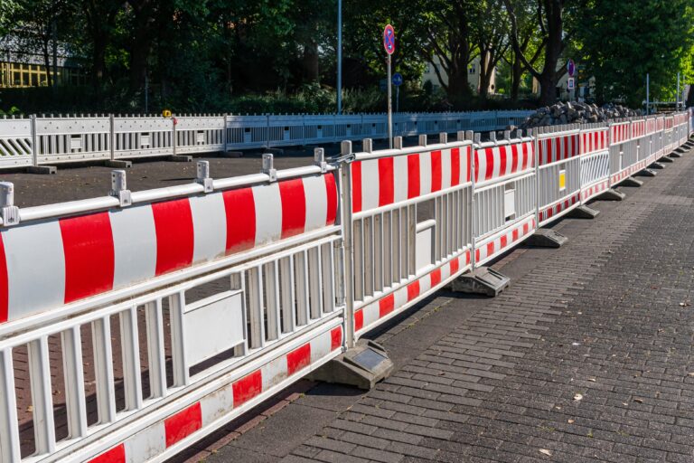 mobile-plastic-barriers-whitered-color-enclosing-part-street (1)